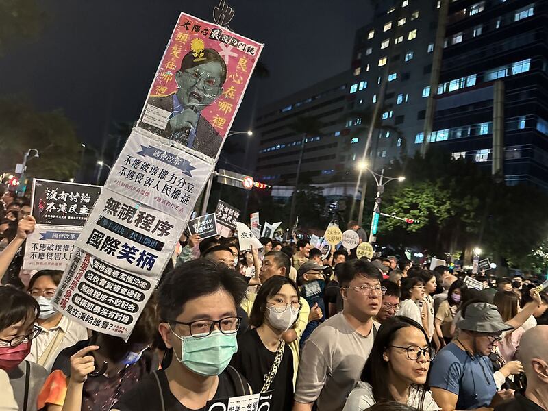 5月24日晚间,台湾的立法院周边涌入号称十万名群众,年轻人居多。(记者夏小华摄)