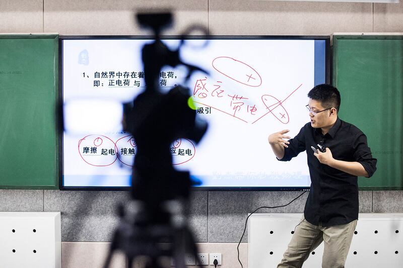 资料图片：2016年4月26日，中国高中物理导师刘杰在北京一家录音室上课。（法新社）