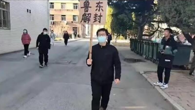 2022年3月27日，山東魯東大學學生孫健舉牌抗議校方防疫政策失當。（網上截圖）