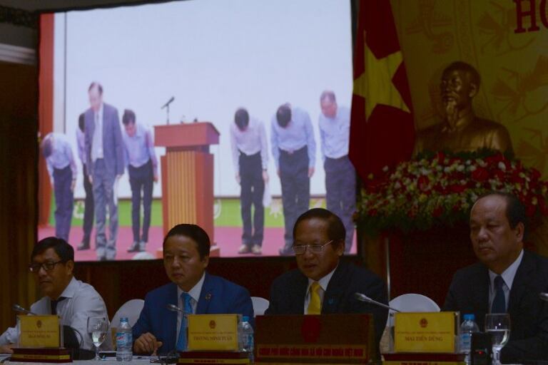 Các quan chức Việt Nam và video xin lỗi của Chủ tịch Tập đoàn Formosa Hà Tĩnh trong một cuộc họp báo công bố lý do cá chết hàng loạt ở miền trung Việt Nam, tại Hà Nội vào ngày 30 Tháng Sáu năm 2016.