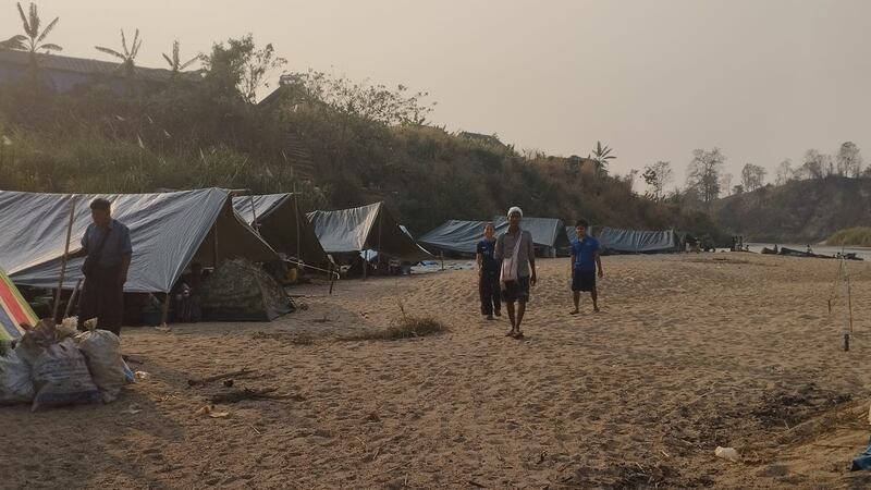 ထိုင်း-မြန်မာနယ်စပ် သောင်ရင်းမြစ်ဘေးတွင် တိမ်းရှောင်နေရသည့် လေးကေ့ကော်ဒေသ စစ်ဘေးဒုက္ခသည်များကို တွေ့ရစဉ်။ (Photo: Citizen Journalist)