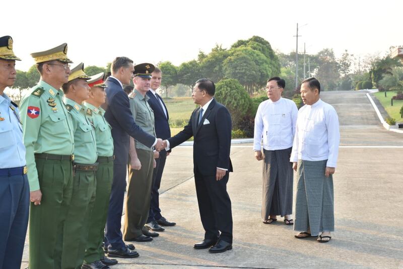 စစ်ကောင်စီ ဥက္ကဋ္ဌ ဗိုလ်ချုပ်မှူးကြီး မင်းအောင်လှိုင်အား နေပြည်တော်လေဆိပ်တွင် ၂၀၂၅ ခုနှစ်၊ မတ်လ ၃ ရက်နေ့က တွေ့ရစဉ်။ (MRTV Photo)
