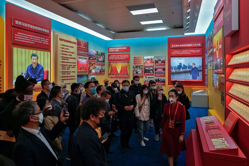 2022年10月12日,在北京展览馆展示了习近平及其领导下的中国成就展览。(美联社)
