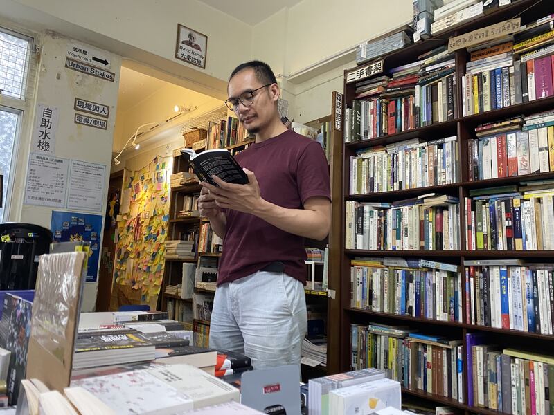 《序言書室》負責人李達寧認為,作為經常售賣民主政治運動的獨立書店,恐難免跌入國家安全的法網。(李智智 攝)