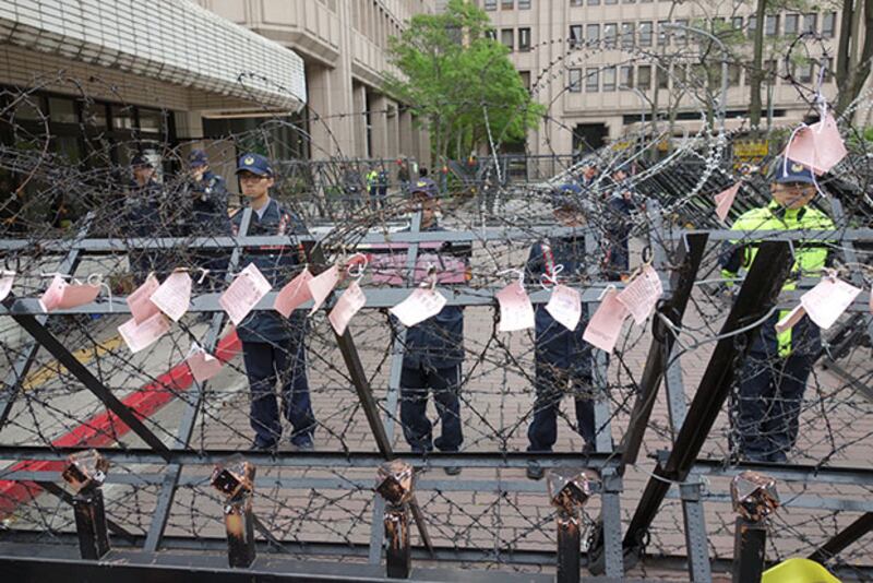 台灣立法院週邊政府機關全部用鐵馬包圍，加派警員把守。（粵語部記者鍾廣政攝）