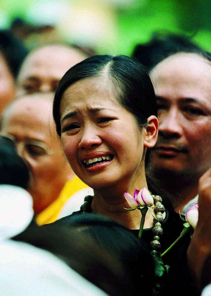 Ca sĩ Hồng Nhung khóc trong đám tang nhạc sĩ Trịnh Công Sơn ở thành phố Hồ Chí Minh hôm 4/4/2001