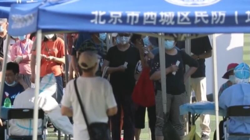 2020年6月14日，北京新發地農產品批發市場疫情爆發後，官方進行大規模的新冠病毒核酸檢測。（視頻截圖）