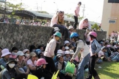 Vật giá gía tăng, đồng lương không đủ sống, công nhân Việt Nam tại nhiều nơi trên cả nước đã liên tục đính công đòi tăng lương. Hình: công nhân Khu công nghiệp Hòa Khánh ở Đà Nẵng tổ chức đình công tập thể yêu cầu tăng lương và cải thiện điều kiện lao động.