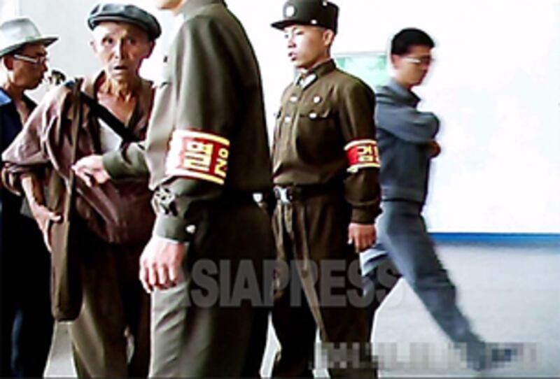 옷차림이 허름하다는 이유로 락원역 출입을 거부당하는 노인. 2011년 6월 평양시 대성구역 락원역. 사진-아시아프레스 제공