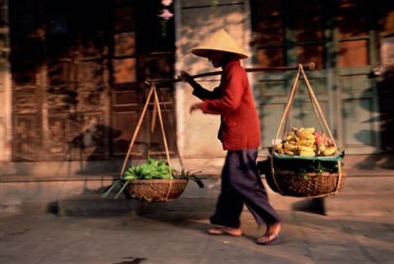 Một phụ nữ gánh hàng rong ở miền Trung Việt Nam. 
