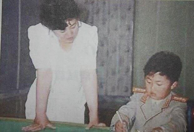 사진은 일본의 마이니치신문이 보도한 김정은과 생모 고영희의 모습.