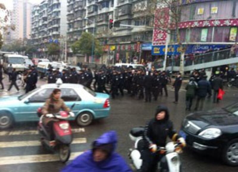 图片：武汉一家造纸厂工人堵路示威，抗议拖欠工资近半年。（中国茉莉花革命网站）