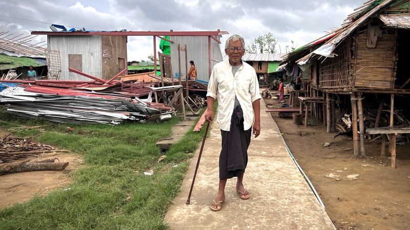စစ်တွေမြို့ပေါ်က ဝိဘဇ္ဇဝါဒီ စစ်ဘေးဒုက္ခသည်စခန်းမှာ ခိုလှုံနေသူ တစ်ဦးကို ၂၀၂၃ ခုနှစ် ဇွန်လ ၉ ရက်နေ့က တွေ့ရစဉ်။ (Photo : RFA)