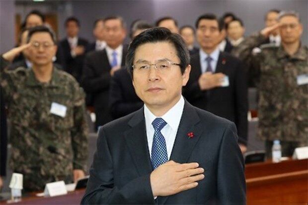 황교안 대통령 권한대행 국무총리 등 참석자들이 4일 정부 서울청사에서 열린 정부 첫 업무보고인 국방부와 외교부, 통일부, 국가보훈처 등 안보관련 부처 업무보고에서 국기에 대한 경례를 하고 있다.