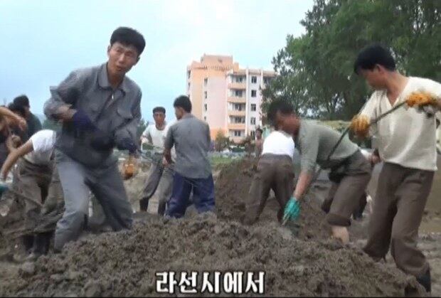 북한 조선중앙TV는 제15호 태풍 '고니'로 수해를 입은 특별경제구역 나선시의 복구작업 모습을 31일 방송했다.