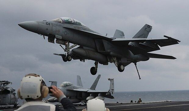 사진은 지난해 3월 14일에 있었던 한미연합훈련에서 F-18 전투기가 칼빈슨 항공모함으로 착륙하는 모습.