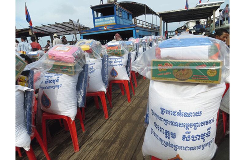ព្រះរាជអំណោយរបស់ព្រះមហាក្សត្រ សម្រាប់ចែកដល់ប្រជាពលរដ្ឋរងគ្រោះ នៅឃុំកំពង់ត្រឡាច និងឃុំអំពិលទឹក នៅថ្ងៃទី១៣ ខែតុលា ឆ្នាំ២០១៣។