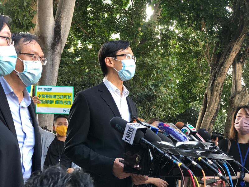 2020年12月29日,文物保育專員蔣志豪(中)指事件源於溝通「敏感度」不足,向市民致歉。(文海欣 攝)