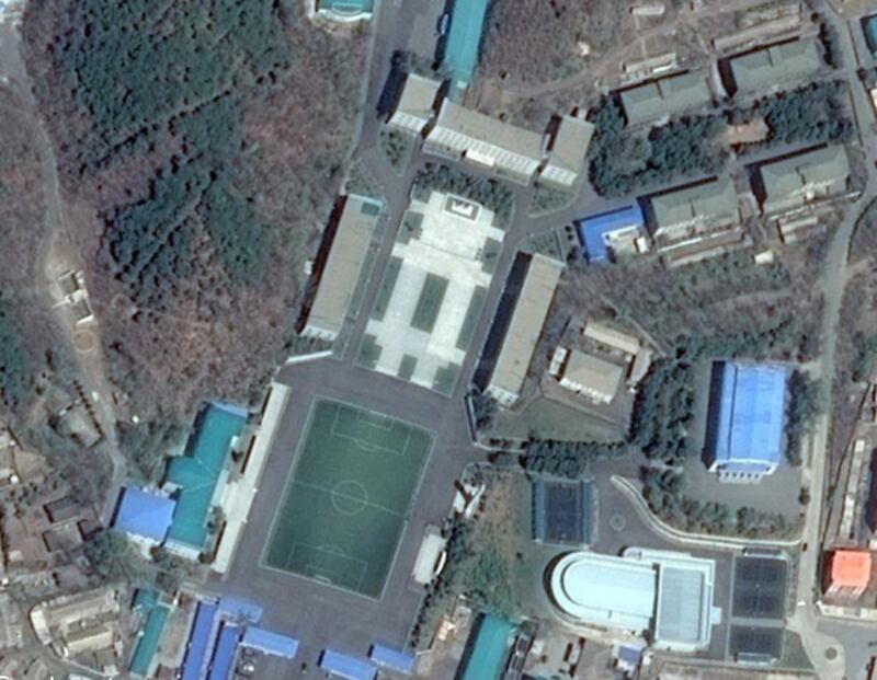 조선인민군 공군사령부 내에 새로 건립된 김일성-김정일 부자 동상. 