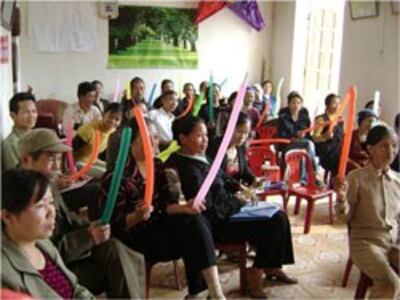 Một buổi sinh hoạt của câu lạc bộ Liên thế hệ tự giúp nhau của HAI. Hình do HAI cung cấp. 