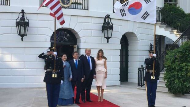 문재인 한국 대통령과 부인 김정숙 여사가 29일 상견례 및 만찬을 위해 백악관에 도착해 도널드 트럼프 미국 대통령과 부인 멜라니아 여사를 만나 기념촬영하고 있다. 
