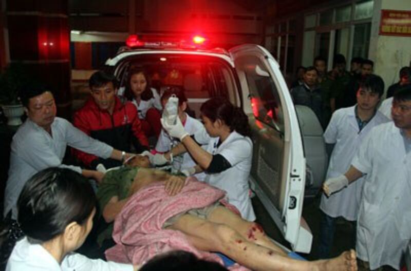 Một nạn nhân được đưa đi cấp cứu trong vụ sập giàn giáo ở công trường khu Liên hợp gang thép Formosa và Cảng Sơn Dương, Vũng Áng, Hà Tĩnh hôm 25/03/2015. AFP PHOTO.
