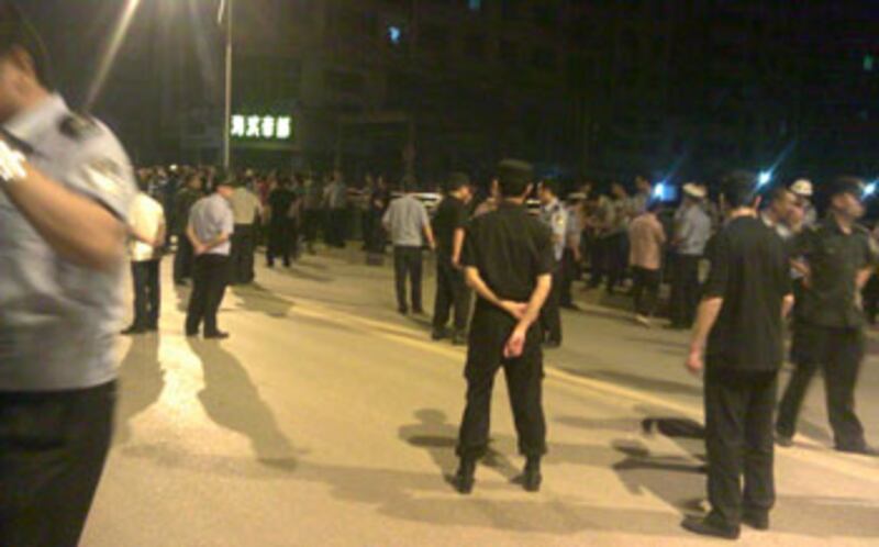 2012年6月8日晚,數千巴州區市民不滿交警打人到街上聚集,警方出動近千防暴警察及武警圍觀。(市民邱先生提供)
