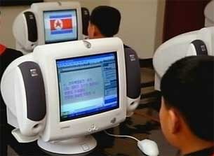 함경남도 낙원군의 서중학교 학생들의 컴퓨터 교육 모습.