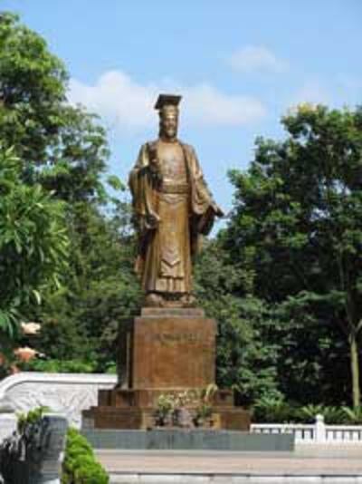 Tượng Lý Thái Tổ tại Hà Nội. Photo courtesy of cuocsongviet.com.vn