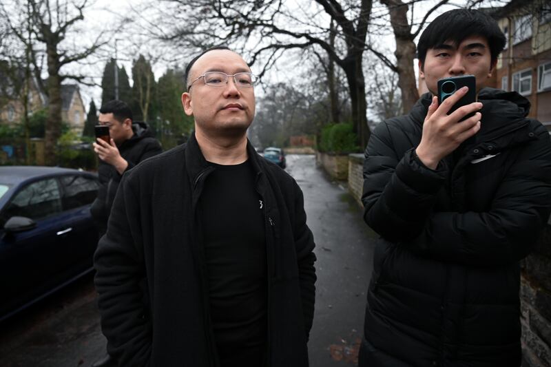 阻止記者採訪的其中一人(中)聲稱在公眾地方拍攝領事館亦需要領館主權國批准。(梁銘康攝)