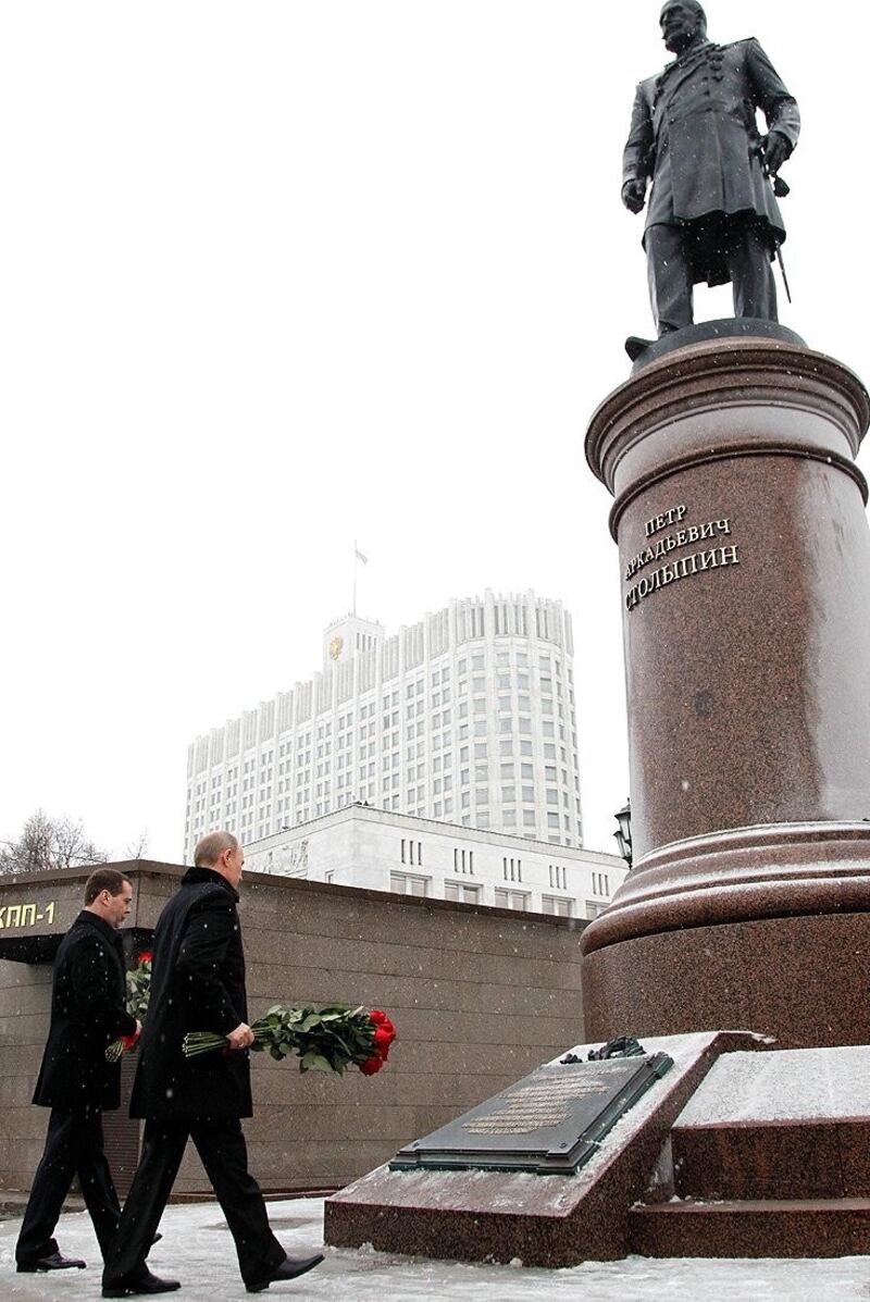 2012年，俄罗斯政府大楼外的俄罗斯自由广场Ploschad Svobodnoy Rossii竖起了彼得·斯托雷平的纪念碑，以纪念这位伟大的俄罗斯政治家150周年诞辰。2012年12月27日，俄罗斯总统普京(右)和总理麦德维杰夫这座斯托雷平纪念碑敬献花圈。Photo RIA Novosti ，俄罗斯总统普京官方网站