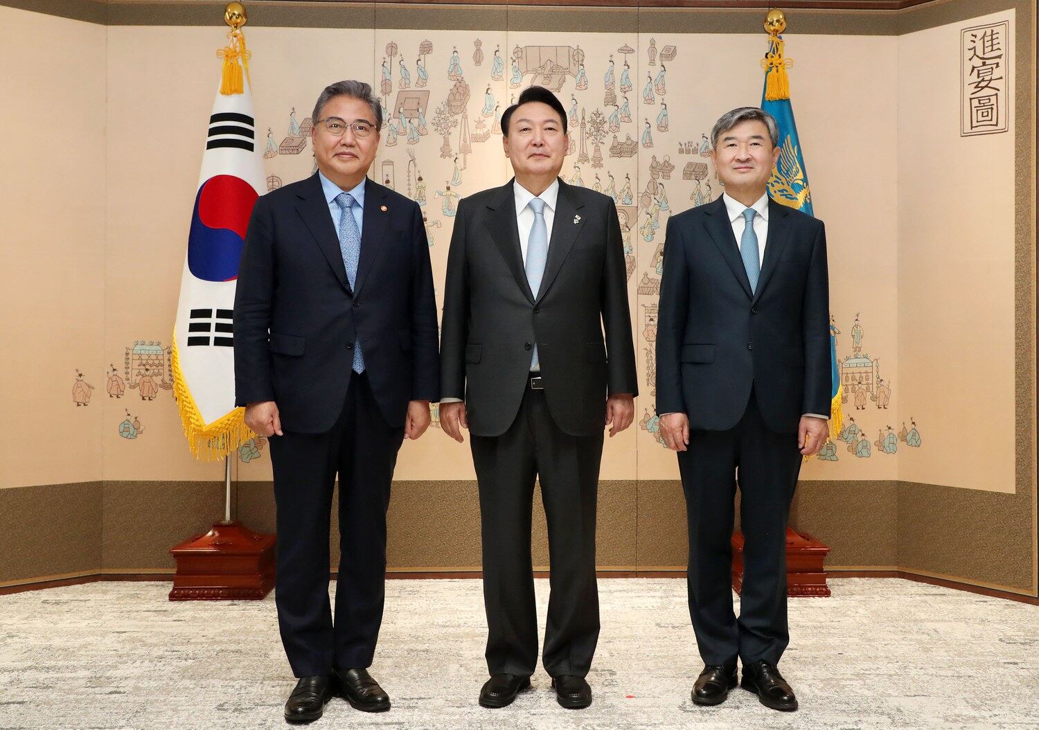 윤석열 한국 대통령이 10일 오후 용산 대통령실 청사에서 조태용 주미 대사에게 신임장을 수여한 뒤 기념촬영을 하고 있다. 왼쪽은 박진 한국 외교부 장관.