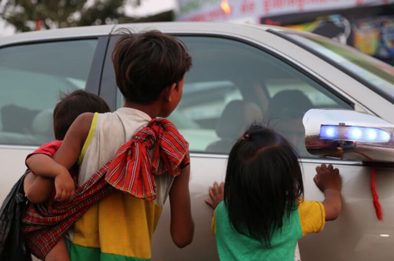 ក្មេង​ទាំង​នេះ​កំពុង​តែ​សុំ​ទាន​នៅ​ចំណុច​ប្រសព្វ​ផ្លូវ​ម៉ៅសេទុង និង​ផ្លូវ​មុនីរ៉េត (ស្តុប​ផ្សារ​ដើម​គ) នៅ​ថ្ងៃ​ទី​៣ មីនា ឆ្នាំ​២០១៥។