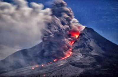 Indonesia ngày 14 tháng Giêng 2014, núi lửa Sinabung phun lửa bất ngờ. AFP
