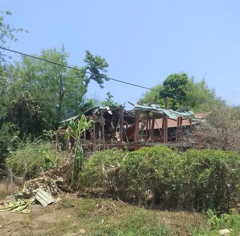 သံတွဲမြို့နယ် လင်းသီရွာမှ လက်နက်ကြီး ထိမှန်ခဲ့သည့် နေအိမ်တစ်လုံးအား ၂၀၂၄ ခုနှစ် မေလ ၁၇ ရက်နေ့က တွေ့ရစဉ်။ (Photo: Dwayarwad Community Base News Agency)