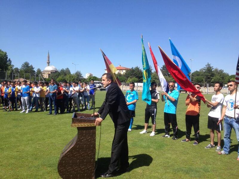 2 - نۆۋەتلىك دۇنيا ئۇيغۇر ياشلىرى پۇتبول مۇسابىقىسىنىڭ ئېچىلىش مۇراسىمىدىن بىر كۆرۈنۈش