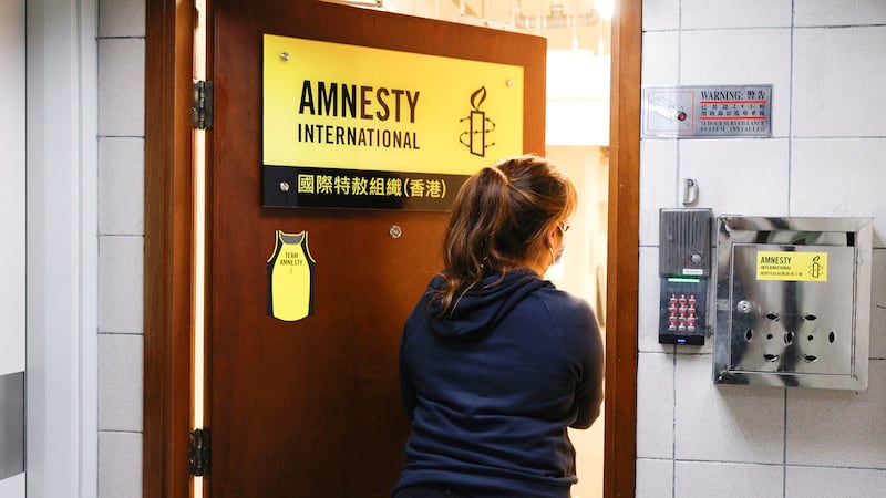 周一（25日）仍有国际特赦组织职员进出香港的办公室。 （路透社图片）