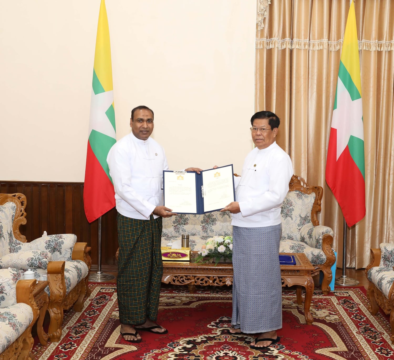 လုပ်ငန်းရှင် ဦးကိုကိုလတ် ၃ လအတွင်း ဂုဏ်ထူးဆောင်ကောင်စစ်ဝန် ရာထူးမှ ရုပ်သိမ်းခံရ