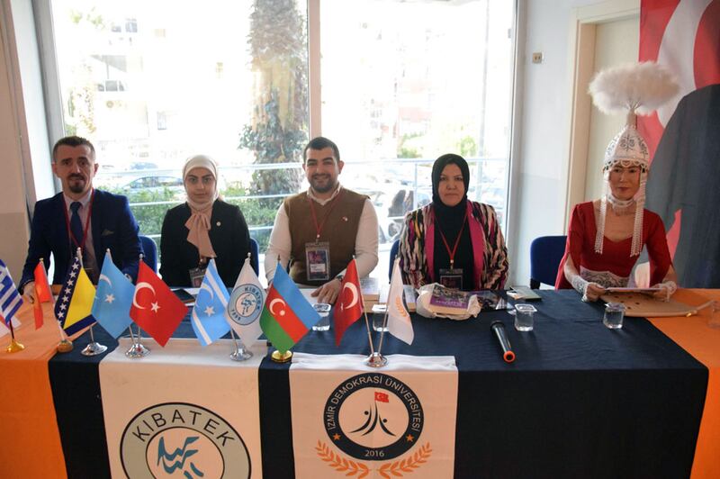 تۈركىيەنىڭ ئىزمىر شەھىرىدىكى دېموكراتىيە ئۇنىۋېرسىتېتىدا ئۆتكۈزۈلگەن 49-نۆۋەتلىك خەلقئارا ئەدەبىيات مۇھاكىمە يىغىنى كۆرۈنۈشى. 2023-يىلى 25-دېكابىر، ئىزمىر