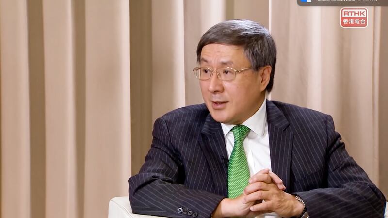 政務司副司長卓永興表示年中先安裝600個閉路電視。（港台截圖）