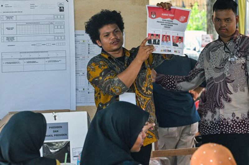 An election official holds up a ballot paper during counting at a polling station after voting ended in Indonesia's presidential and legislative elections in Banda Aceh, Aceh, Indonesia, Feb. 14, 2024. (Chaideer Mahyuddin/AFP)