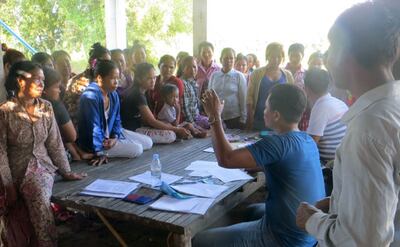 ក្រុមគ្រួសាររបស់កម្មករ-កម្មការិនីដែលស្លាប់ និងបួស ជួបជុំគ្នានៅភូមិព្រៃខ្លា ស្ថិតក្នុងឃុំពោធិរាជ ស្រុកស្វាយជ្រំ ខេត្តស្វាយរៀង ដើម្បីផ្លិតមេដៃប្ដឹងទៅសាលាឧទ្ធរណ៍ទាមទារសំណង់ កាលពីថ្ងៃទី២៩ ខែតុលា ឆ្នាំ២០១៥។