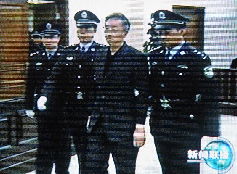 陈良宇被押解到法庭上。（AFP资料图片）