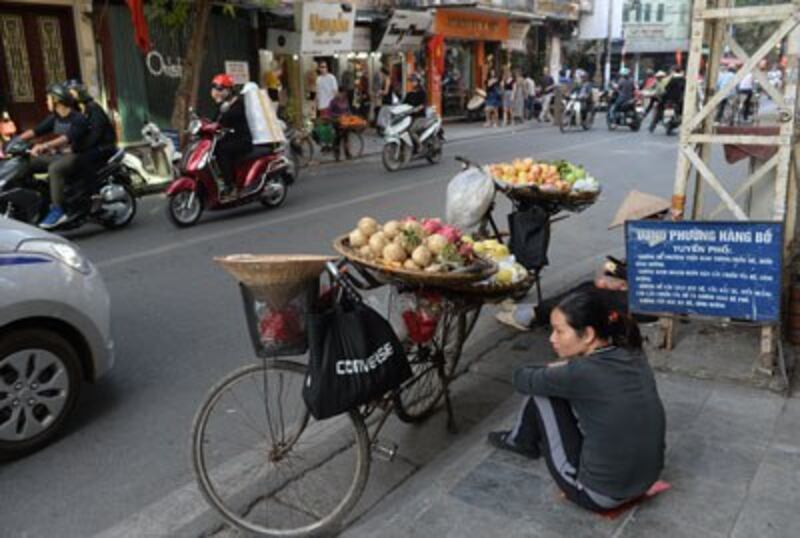 Bán hàng rong ở trung tâm thành phố Hà Nội vào ngày 21 Tháng 12 năm 2016.