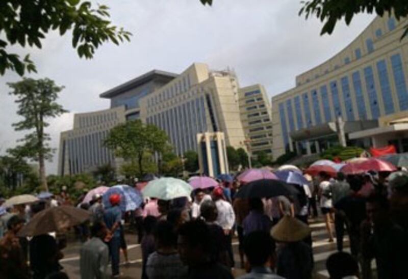 廣西欽州市尖山鎮逾千名村民周二即6月5日遊行到市政府辦,抗議官員私賣土地。(村民張先生提供)