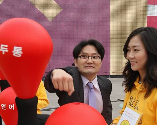시청 앞 광장에서 대한뇌졸중학회가 뇌졸중의 위험 증상에 대한 인식을 증대시키기 위해 '뇌졸중 갑자기 5 캠페인'을 진행하고 있다. 학회는 편측마비, 언어장애, 시각장애, 어지럼증, 심한 두통 등 5개 증상이 나타나면 3시간 안에 병원을 찾아야 한다고 조언한다.