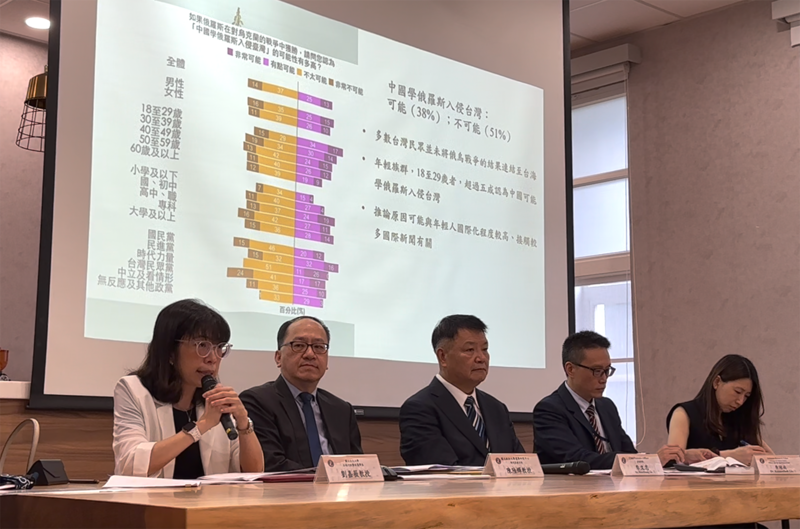 台北大学公共行政暨政策学系教授刘嘉薇(左一)(记者夏小华摄)