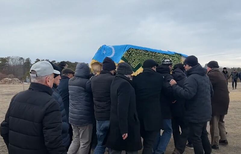 ئامېرىكادىكى تۇنجى ئەۋلاد ئۇيغۇر مۇھاجىرى، شەرقىي تۈركىستان داۋاسىنىڭ ھارماس جەڭچىسى غۇلامىدىن پاختانىڭ دەپنە مۇراسىمى كۆرۈنۈشلىرى. 2025-يىلى 20-فېۋرال، نيۇ-يورك