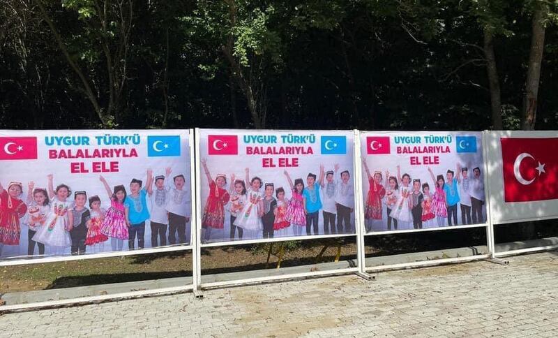 ئىستانبۇلنىڭ سىلىۋرى ناھىيەسىنىڭ ھاكىمى ۋولقان يىلماز ئەپەندى ئاتا-ئانىسى ۋەتىنىدە خىتاي لاگېر ۋە تۈرمىلىرىگە سولىنىپ، تىرىك يېتىمغا ئايلانغان ئۇيغۇر بالىلىرىغا دالا سەيلىسى ئۆتكۈزۈپ بەردى. 2022-يىلى 21-ئاۋغۇست، تۈركىيە.