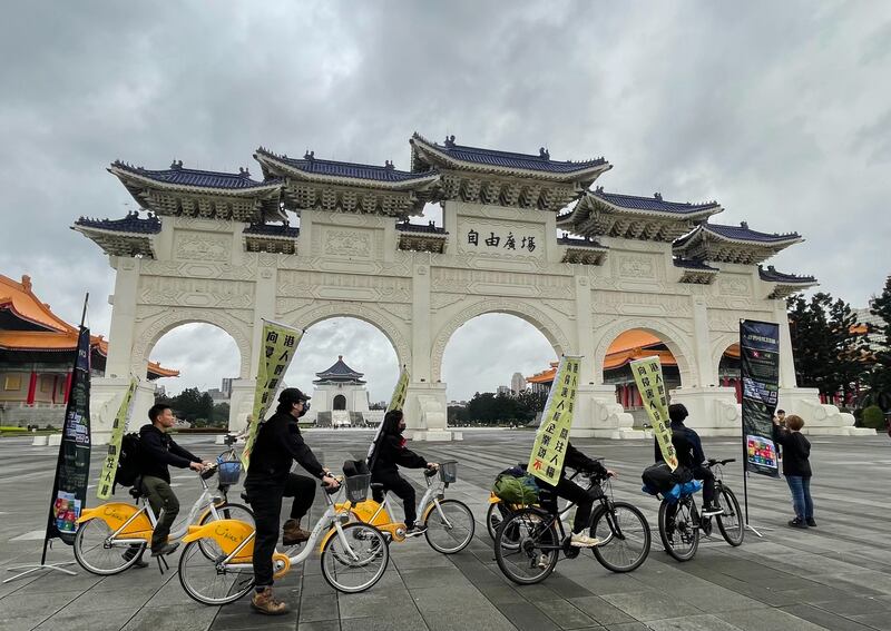 「赴湯」表示,過去一年曾在香港的特別日子,以及國際人權日等,通過登山或單車遊行等,推廣作為普通人,如何為香港議題出力的行動。(受訪者提供)